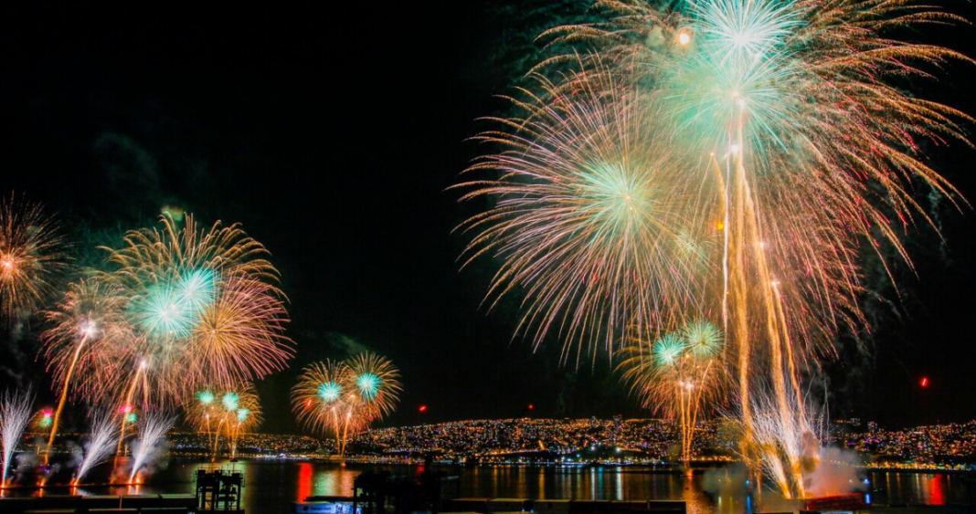 ¡El espectáculo más esperado del año! Fuegos artificiales en Valparaíso atraen a un millón de turistas