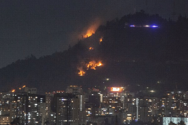 ¡Emergencia en el Cerro San Cristóbal! El Zoológico Nacional cierra sus puertas tras un devastador incendio