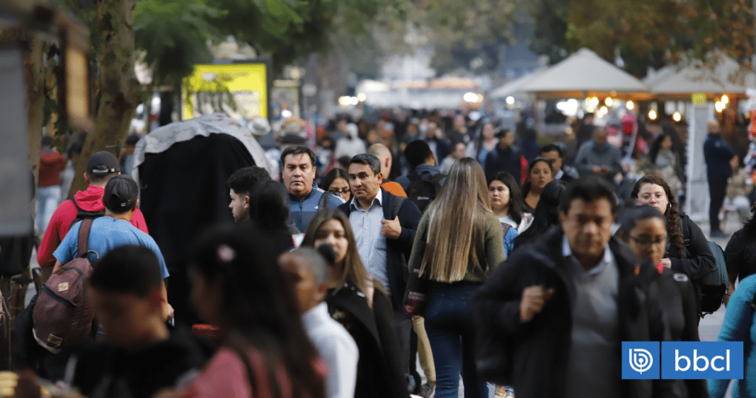 ¡Escándalo! Aumento desmedido de empleos públicos en Chile revela una economía en crisis
