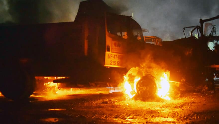 ¡Impactante ataque incendiario en Vilcún! Encapuchados queman maquinarias y aterrorizan a guardia