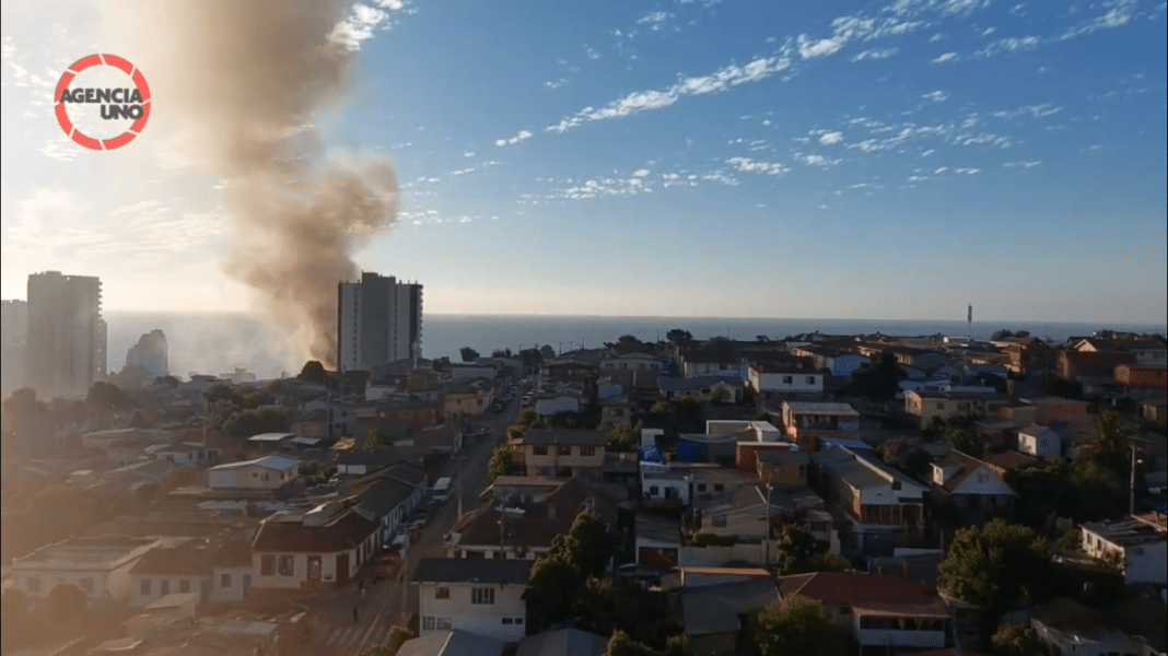 ¡Impactante incendio en Viña del Mar! Dos casas en peligro de propagación