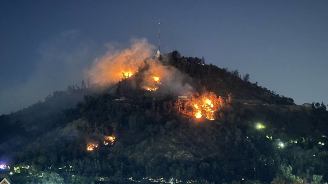 ¡Impactante reactivación del incendio en el cerro San Cristóbal!