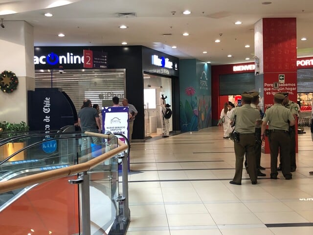 ¡Impactante robo en Mall Portal Ñuñoa! Delincuentes toman rehenes y disparan contra Carabineros