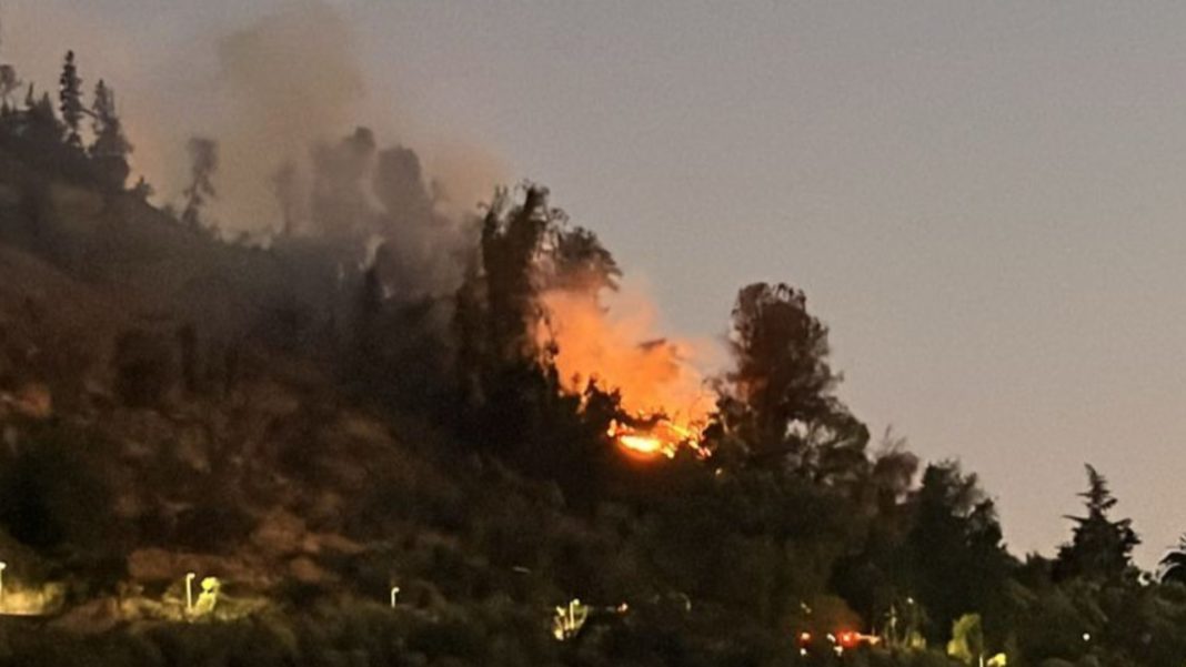 ¡Impactantes imágenes! Incendio arrasa con el cerro San Cristóbal