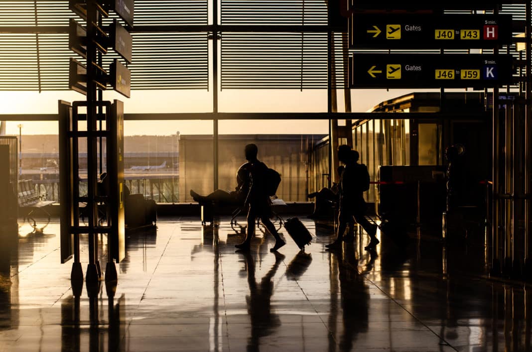 Descubre cómo los aeropuertos se preparan para garantizar tu seguridad durante los viajes en avión en verano