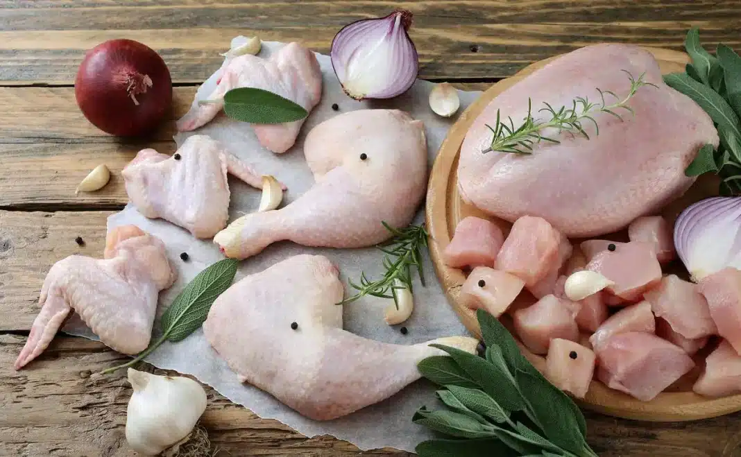 Descubre por qué no debes lavar el pollo crudo antes de cocinarlo