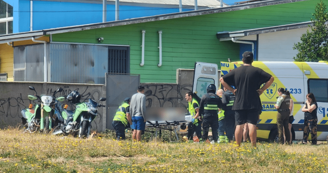 Impactante: Hombre apuñalado a plena luz del día en Valdivia