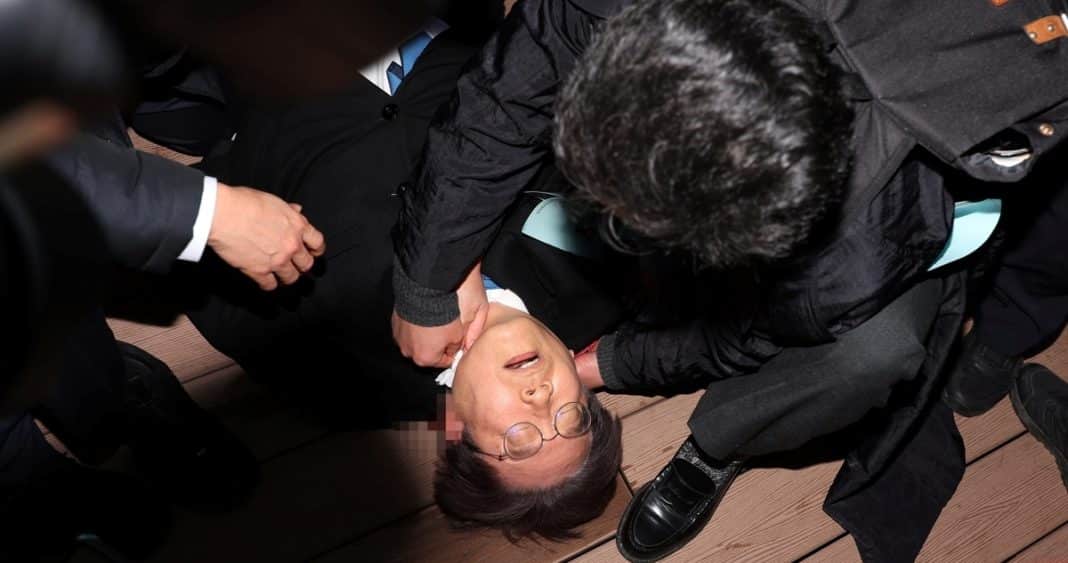 Impactante: Líder de la oposición surcoreana se recupera tras ser apuñalado en el cuello