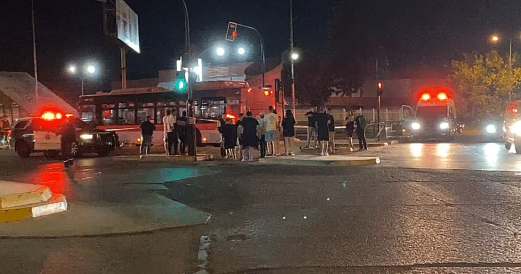 Impactante accidente en Peñalolén: un muerto y un herido grave tras colisión entre bus y moto