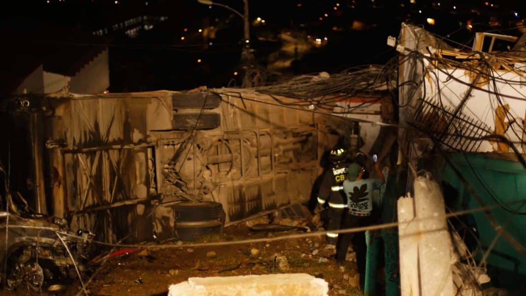 Impactante accidente en Valparaíso: Bus con turistas se desbarranca y provoca incendio