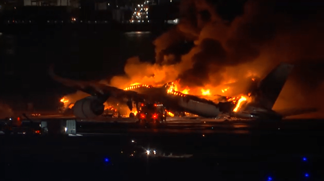 Impactante choque de aviones en el aeropuerto de Tokio: gigantesco incendio y evacuación de emergencia