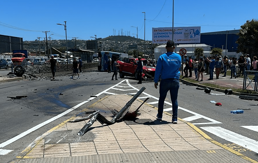 Impactante choque en Talcahuano deja 20 heridos y dos personas atrapadas