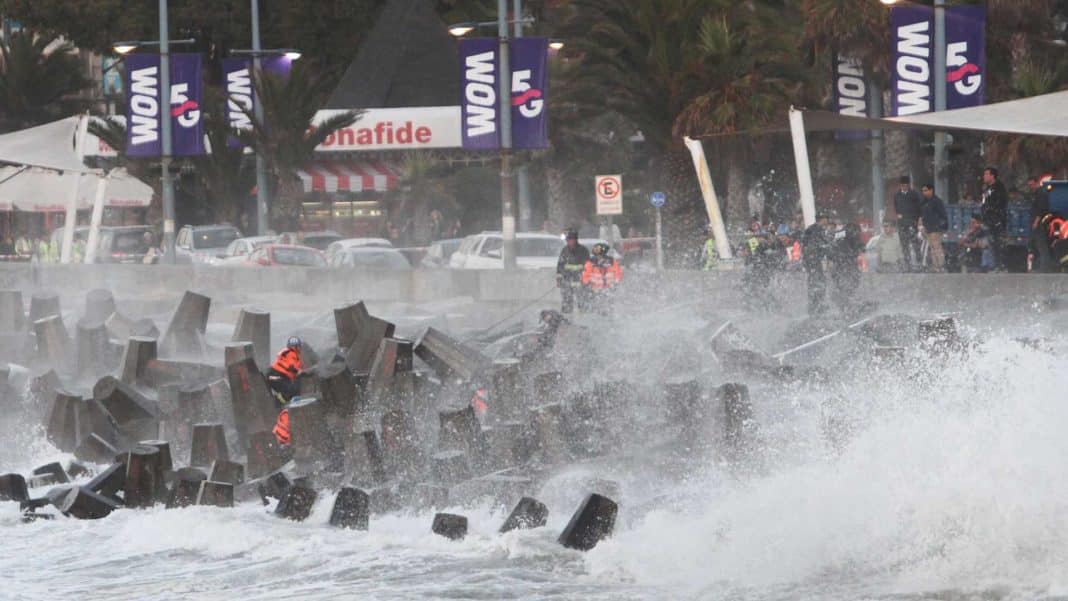 Impactante hallazgo en Viña del Mar: rescatan cuerpo de mujer en roqueríos