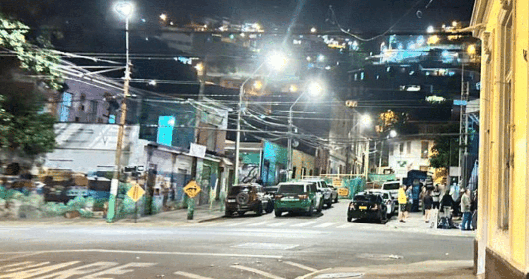 Impactante: hombre es brutalmente golpeado hasta la muerte en pleno centro de Valparaíso