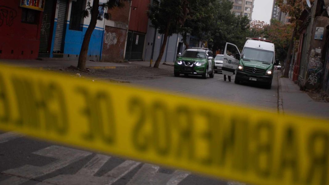Impactante homicidio en Santiago Centro: Un hombre apuñalado afuera de su casa