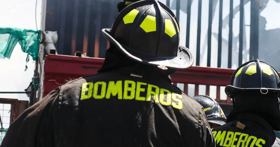 Impactante incendio en Coronel deja dos heridos y dos casas destruidas
