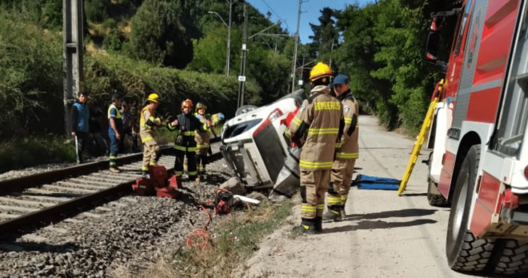 Impactante tragedia en Hualqui: Hombre pierde la vida tras volcar su vehículo sobre las vías del tren