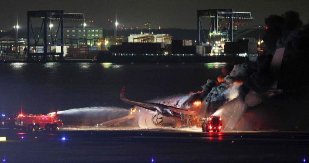 Impactante tragedia en Tokio: Choque de avión comercial y militar deja al menos cinco muertos