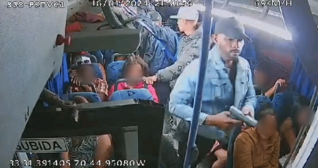 Impactante video revela los minutos de terror de los pasajeros de un bus asaltado en Padre Hurtado