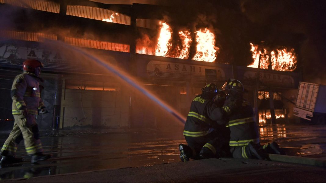 Impactantes imágenes del gran incendio que arrasó con la Zofri de Iquique