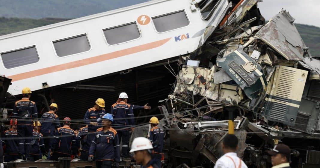 Impactantes imágenes del trágico choque de trenes en Indonesia