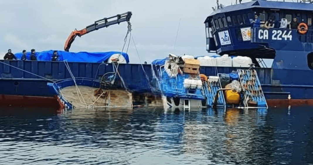 Increíble rescate de 5 tripulantes tras choque de embarcación en Quemchi