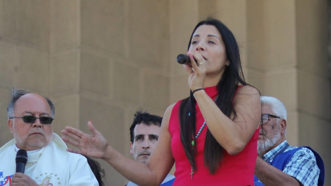 La polémica visita de la sanadora de Rosario y las críticas del arzobispo de Santiago