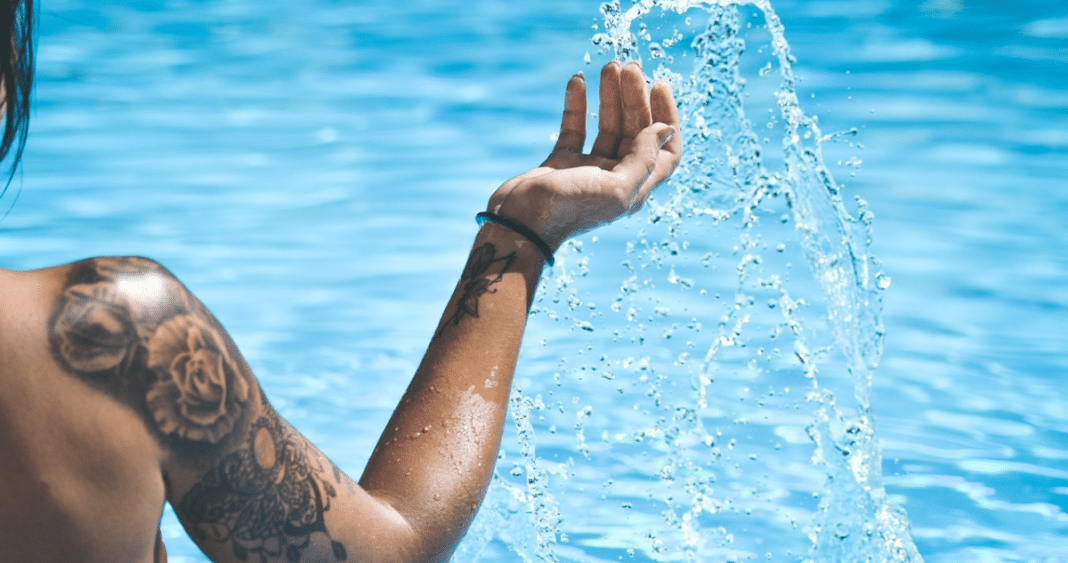 Los peligros a los que te arriesgas si no te duchas después de salir de la piscina o del mar