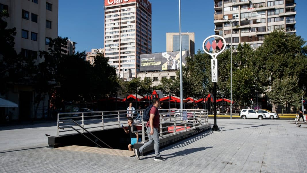 Metro defiende la explanada de cemento en la nueva entrada a estación Baquedano