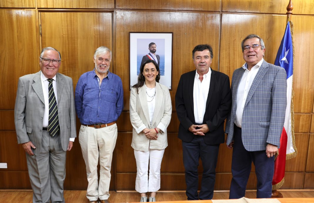 Ministro Valenzuela se reunió con ex titulares de Agricultura para analizar desafíos del agro de cara a este 2024