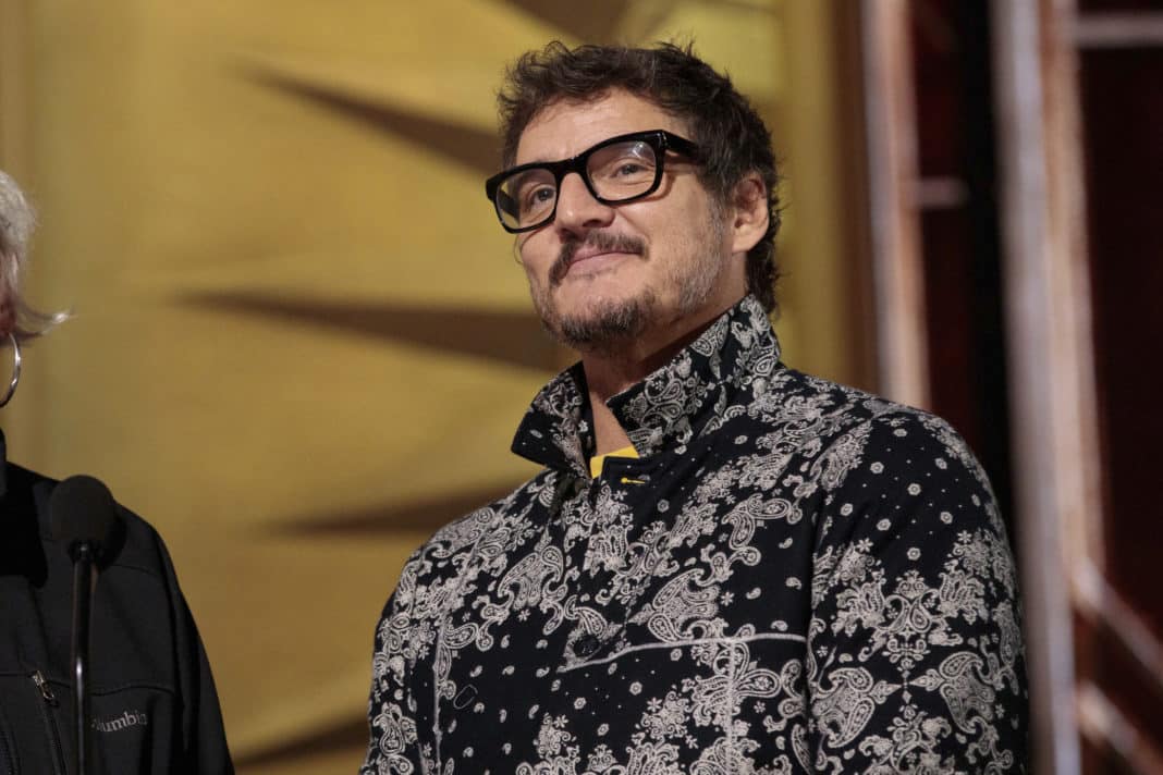 Pedro Pascal sorprende en los Globos de Oro 2024 con un brazo inmovilizado