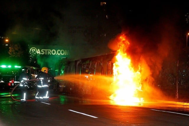 ¡Ataque terrorista en Conchalí! Encapuchados lanzan bomba molotov a bus en plena marcha