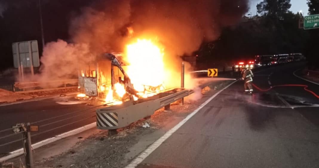 ¡Caos vehicular en Ruta 5 Sur! Ataque incendiario sobre Puente Malleco