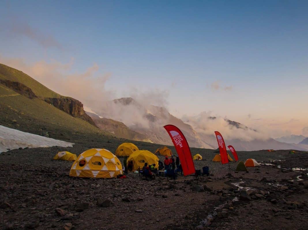 ¡Descubre el Base Camp El Plomo y conquista el cerro más alto de Santiago!
