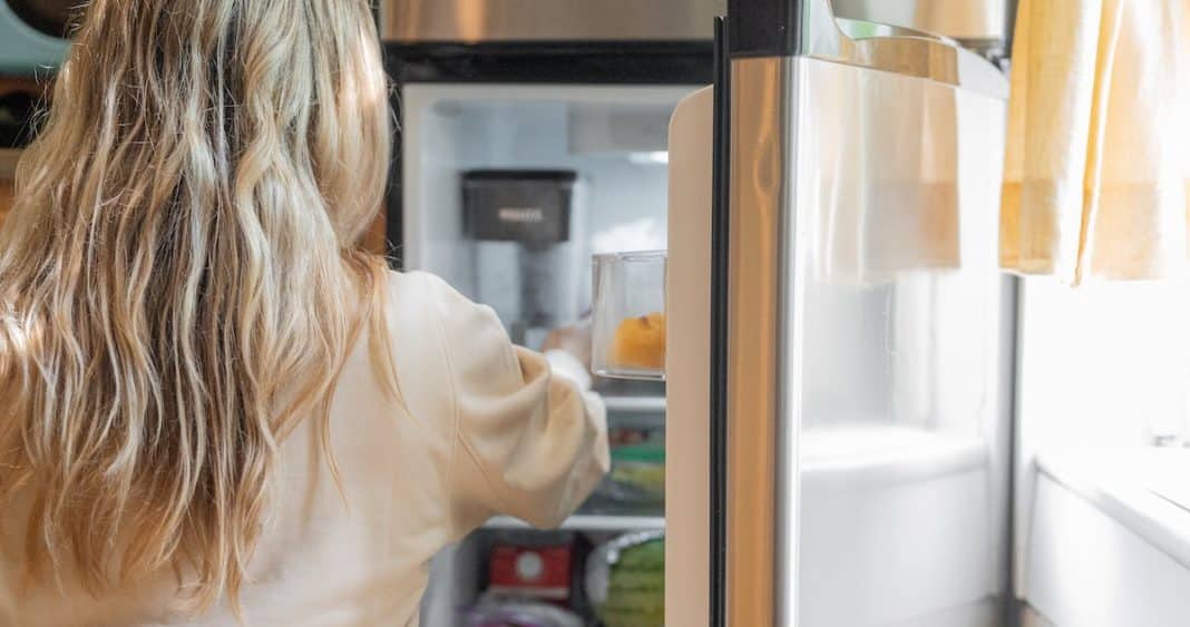 ¡Descubre los alimentos que nunca debes guardar fuera del refrigerador!