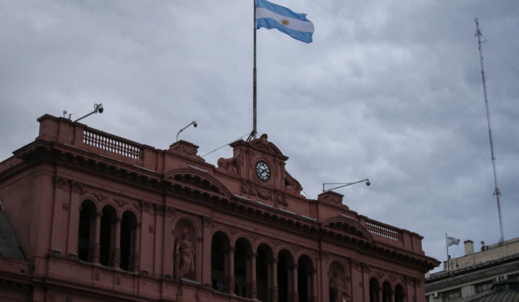 ¡Descubre por qué aún es conveniente viajar a Argentina a pesar del cambio de gobierno y la situación económica!