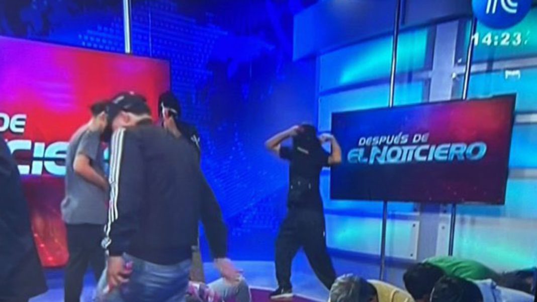 ¡Impactante! Banda de delincuentes toma por asalto canal de TV en Ecuador