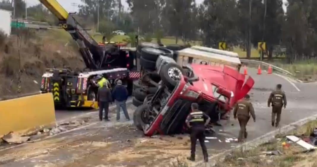 ¡Impactante! Camión volcado en rotonda El Trébol de Viña del Mar: desvíos y caos en el tránsito