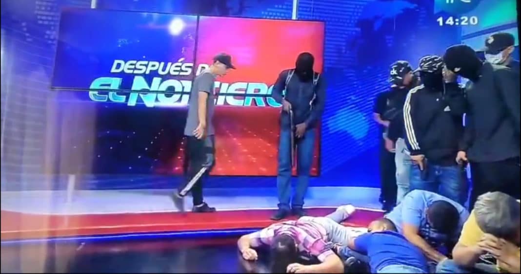 ¡Impactante! Delincuentes armados irrumpen en canal de televisión de Ecuador y secuestran a periodistas al aire