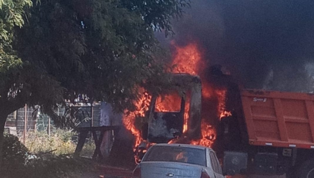 ¡Impactante! Delincuentes incendian dos camiones municipales en La Araucanía