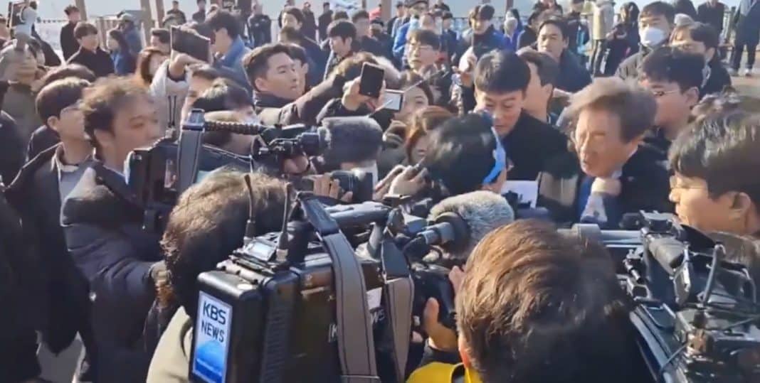 ¡Impactante! Líder de la oposición en Corea del Sur apuñalado en el cuello