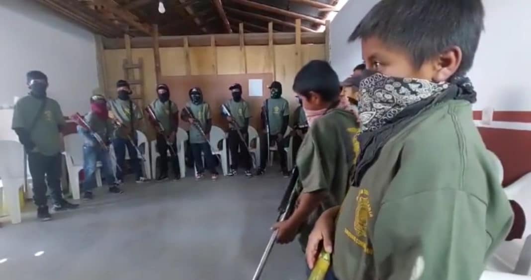 ¡Impactante! Niños soldado en México: menores armados para proteger su comunidad