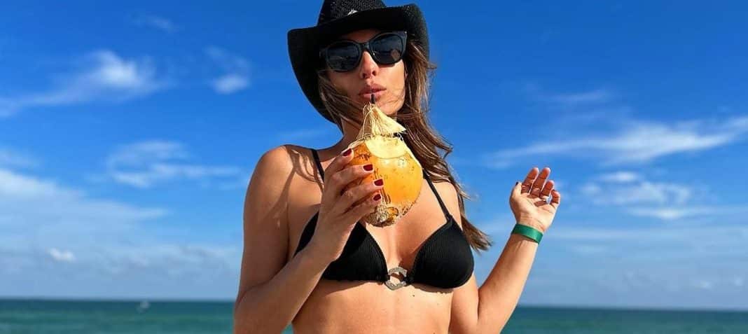 ¡Impactante! Pampita deslumbra con su figura en un bikini y vestido transparente