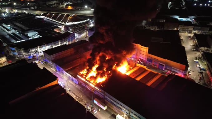 ¡Impactante! Violento incendio arrasa con Zona Franca de Iquique