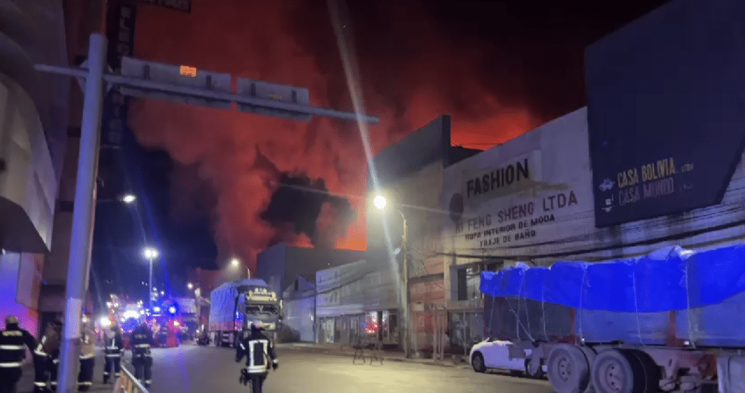 ¡Impactante! Violento incendio consume galpones de Zona Franca de Iquique