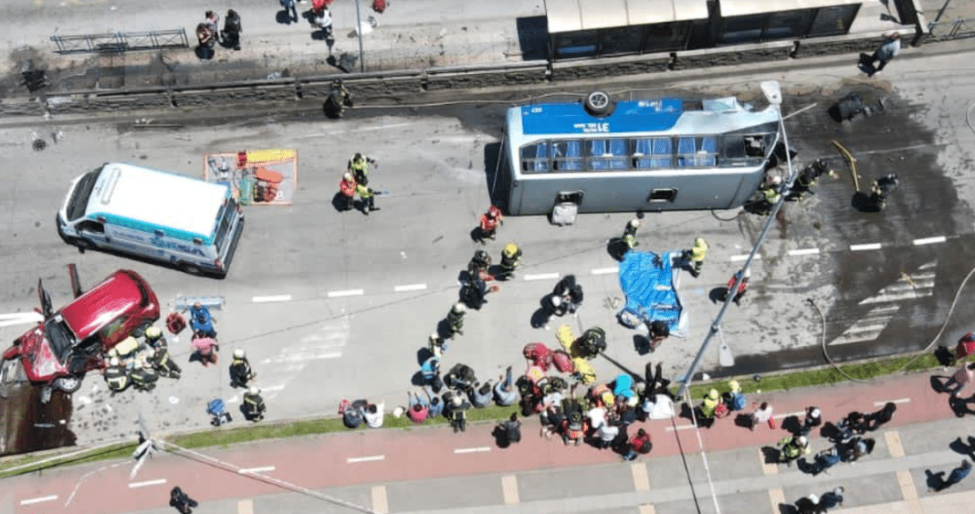 ¡Impactante accidente en Talcahuano deja 35 heridos! Micro vuelca tras colisionar con vehículo menor