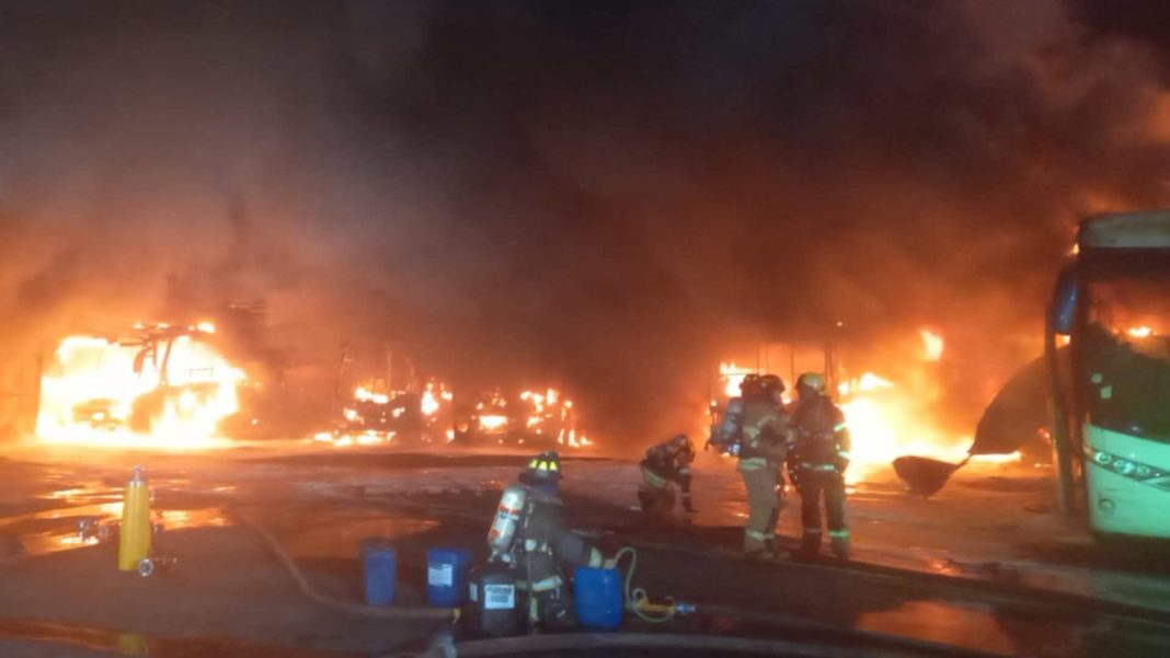 ¡Impactante incendio! 15 buses de Tur Bus consumidos en Estación Central