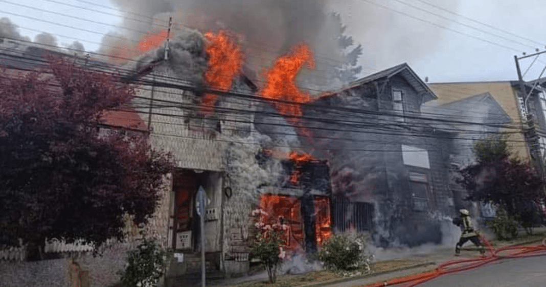 ¡Impactante incendio en Puerto Varas! Vivienda en peligro y amenaza a inmuebles cercanos