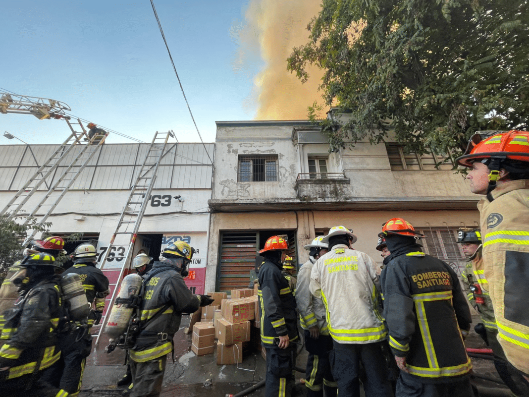 ¡Impactante incendio en Santiago! Bodega y cinco inmuebles afectados