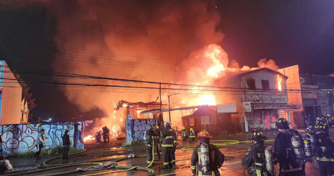 ¡Impactante incendio en el centro de Valdivia! Varios inmuebles reducidos a escombros